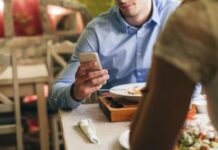 Scandal incredibil în Italia unde, din greșeală, un bărbat și amanta lui au apărut în reclama unui restaurant